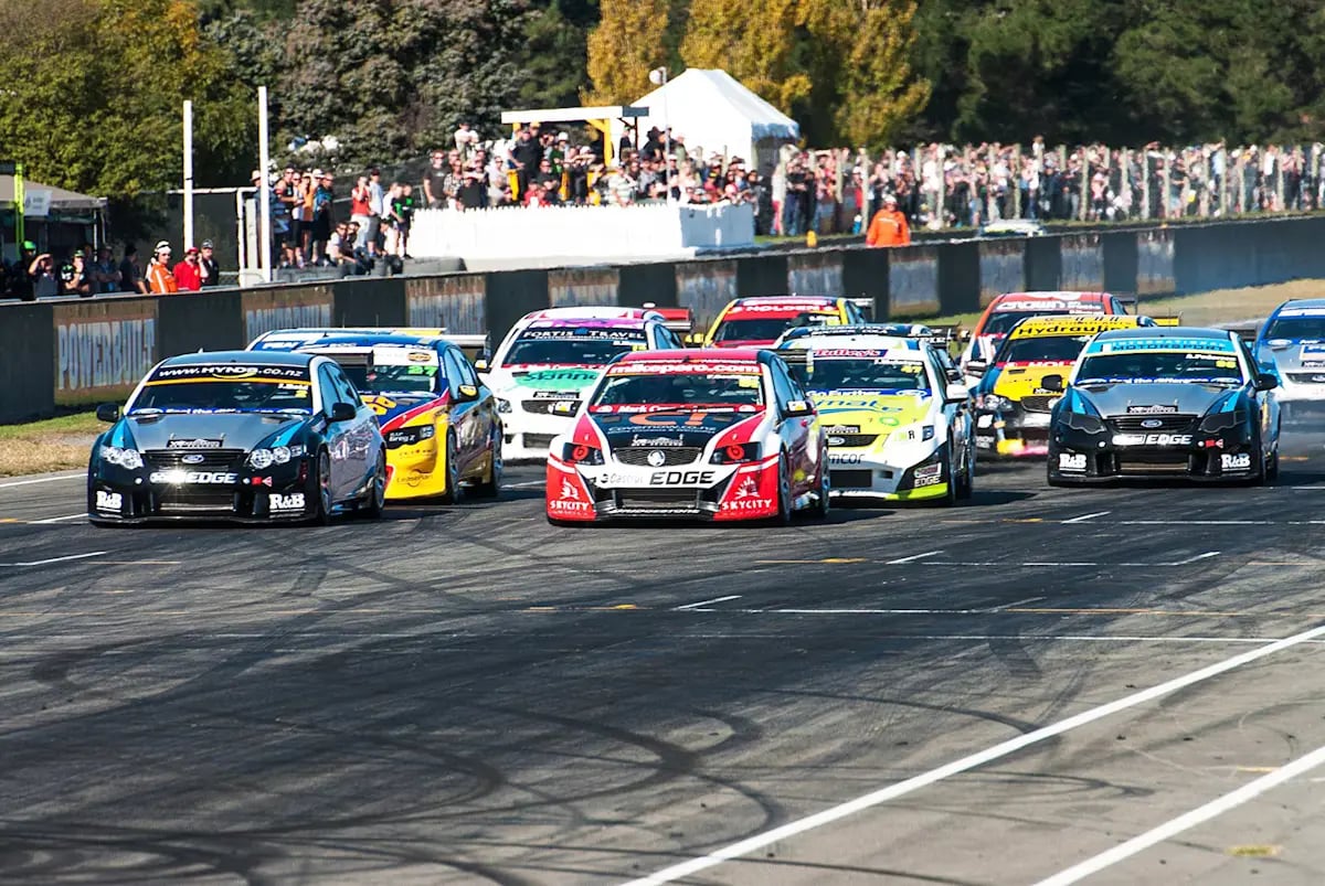 SuperCars race event - Ruapuna v8 Super Tourers 1