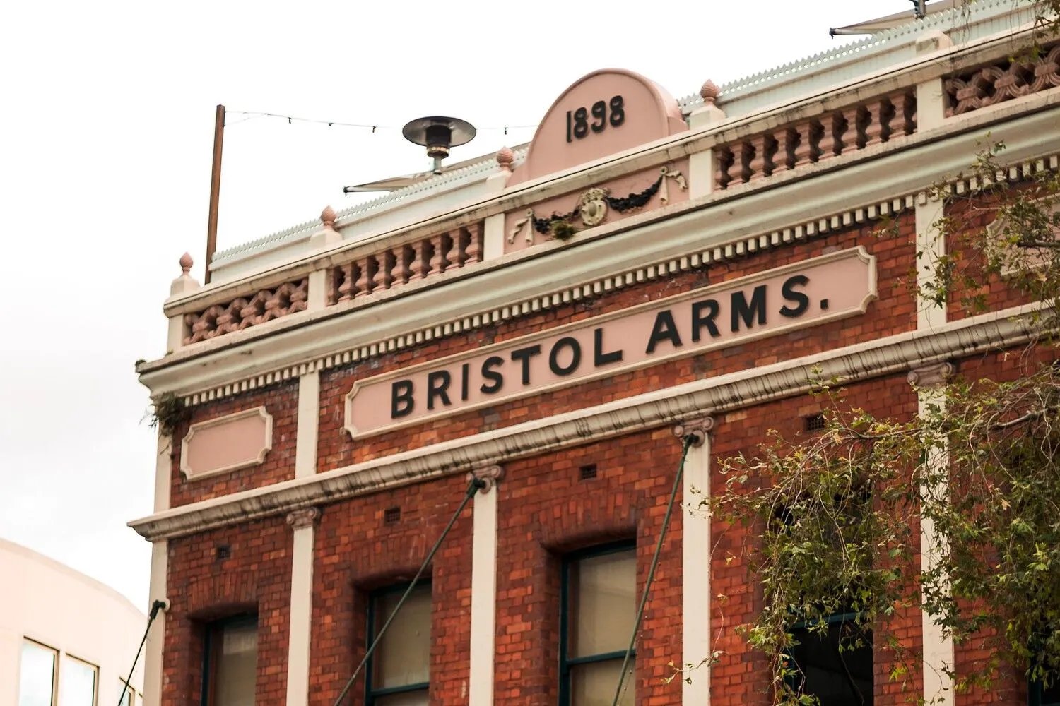 Low-cost weekly entertainment ideas for small Australian pubs